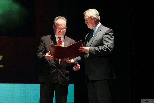 Jacek Jurkiewicz otrzymuje nagrodę Dolnośląskiego Kuratora Oświaty z rąk Dariusza Kwaśniewskiego
