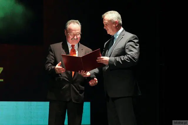 Jacek Jurkiewicz otrzymuje nagrodę Dolnośląskiego Kuratora Oświaty z rąk Dariusza Kwaśniewskiego