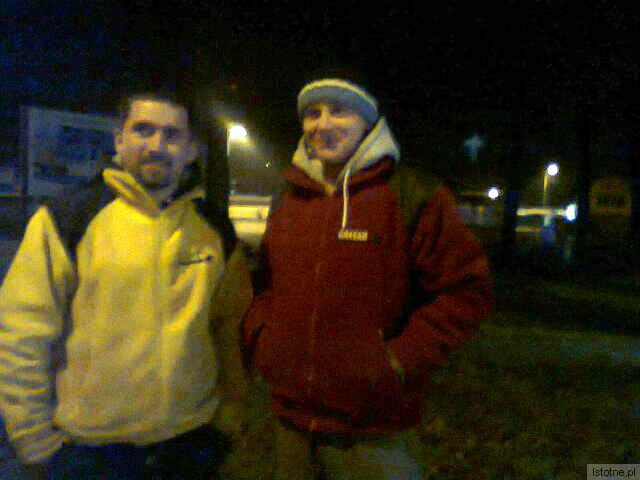 Mężczyźni, którzy pomagali gasić płonące auto