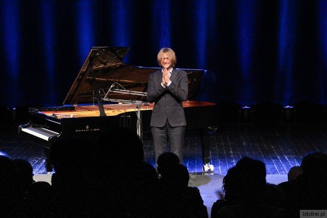 Leszek Możdżer i tłum oklaskujący go na stojąco