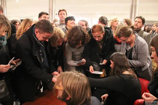 Leszek Możdżer rozdaje autografy