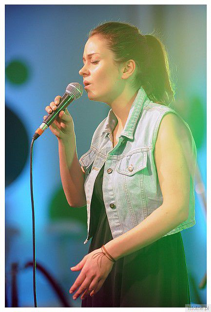 Ania Kłys podczas wystepu w galerii City Center