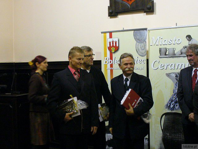 Przedstawiciele Bolesławieckiego Stowarzyszenia Kolekcjonerów i Miłośników Historii Miasta (od lewej) Andrzej Kaziuk, Henryk Lewicki i Jan Leon Stasiak