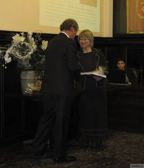 Anna Bober-Tubaj, dzięki wsparciu prezydenta i datkom lokalnych firm, dokonała dla kultury i dla miasta ceramiki rzeczy doniosłej. W Muzeum Ceramiki mamy największą na świecie kolekcję XVII-wiecznych naczyń bolesławieckich (dyrektorzy partnerskich muzeów Dr. Markus Bauer i Anna Bober-Tubaj)