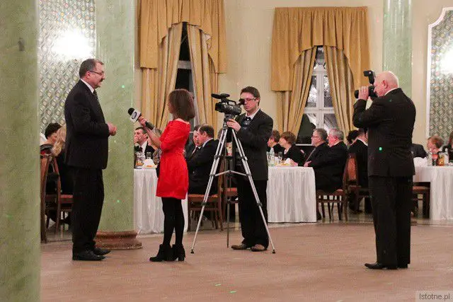 Cezary Przybylski i dziennikarze telewizji lokalnej "Azart-Sat"