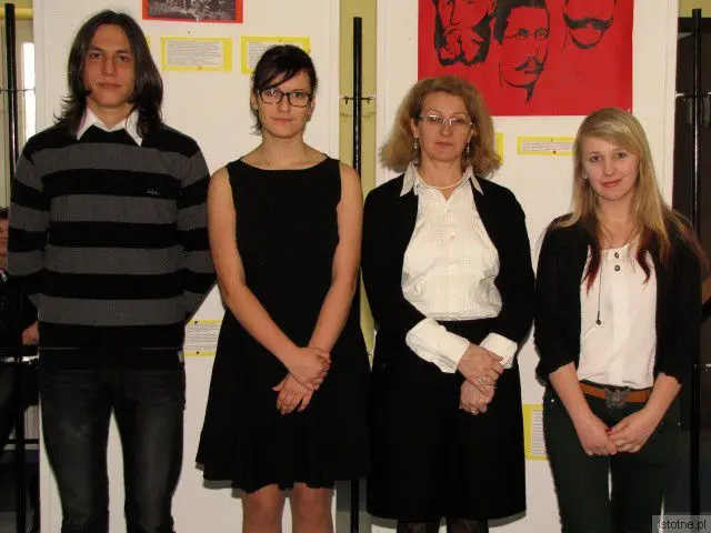Jakub Feret, Martyna Mularczyk, nauczycielka historii Barbara Sykulska i Magdalena Brzana