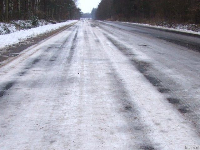 Oblodzony odcinek drogi między Kraśnikiem Dolnym a Krzyżową