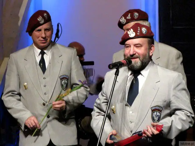 Stowarzyszenie Byłych Żołnierzy 62 Kompanii Specjalnej „COMMANDO”. Pierwszy z prawej: Bogdan Fiałkowski