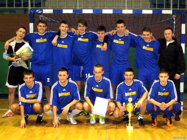 Juniorzy starsi BKS i trener Maciej Sawicki (górny rząd, pierwszy z prawej)