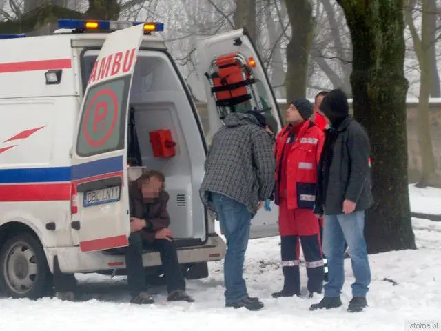 Mężczyzna siedzi w karetce pogotowia