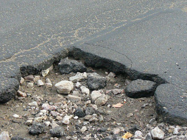 Pierwsza dziura na ul. Mostowej przy skrzyżownaniu z ul. Gen. J. Bema
