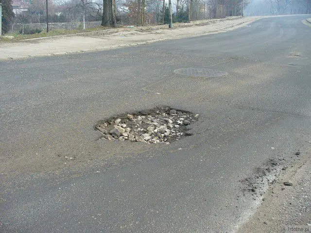 Druga dziura na ul. Mostowej bliżej Mostu