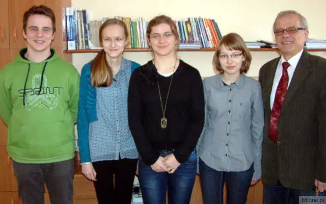 Łukasz Marszałek, Monika Marusiak, Julia Jancelewicz, Magdalena Janczak i dyrektor Stanisław Małkowski