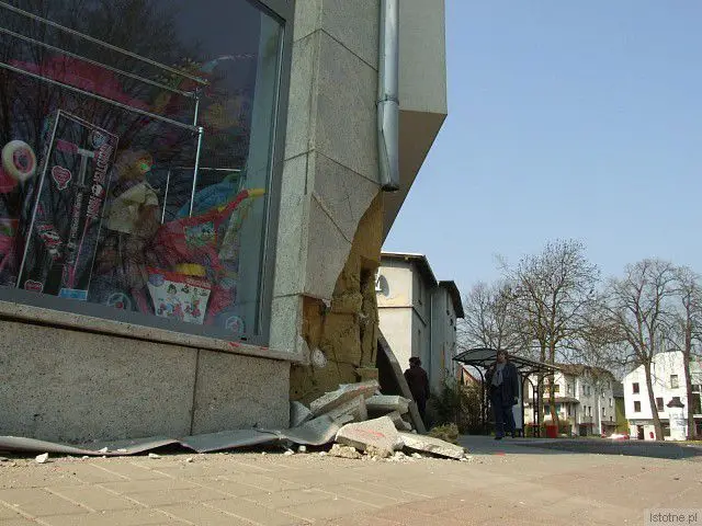 Zniszczona elewacja sklepu przy ul. Łokietka