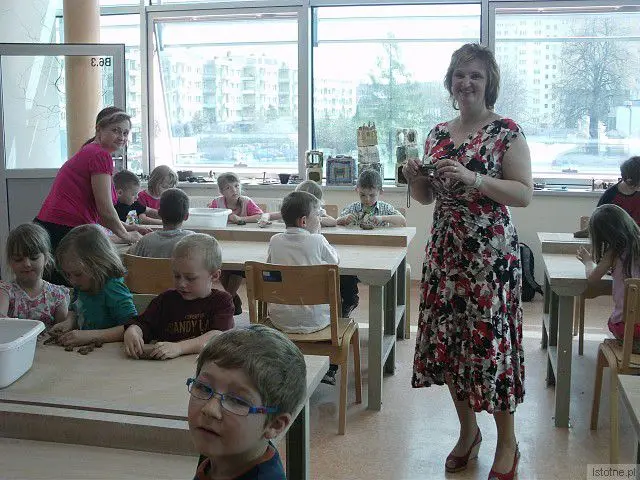 Mali gości z czeskiego Doksy uczyli się lepić z bolesławieckiej gliny na warsztatach w BOK-MCC