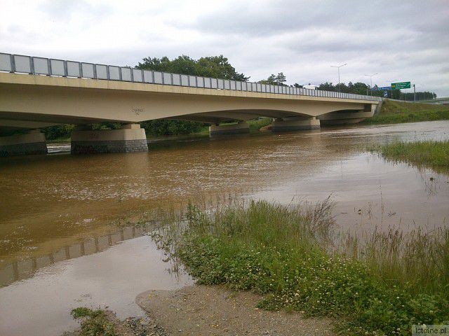 Woda pod autostradą a4. 5 czerwca 2013.