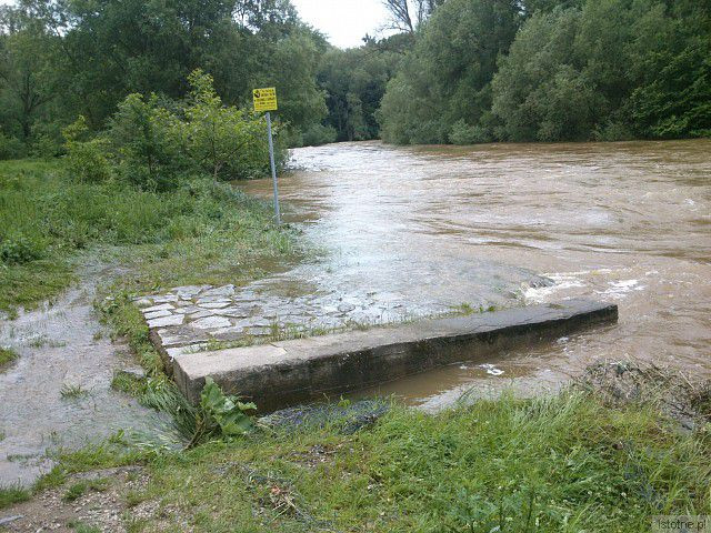Rzeka Bóbr w okolicach ulicy Rajskiej. 5 czerwca 2013.