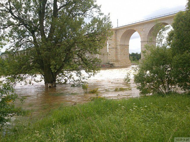 Rzeka Bóbr w okolicach wiaduktu. 5 czerwca 2013.