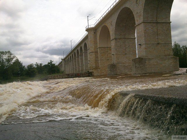 Rzeka Bóbr w okolicach wiaduktu. 5 czerwca 2013.