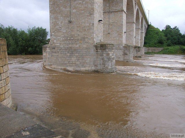 Rzeka Bóbr w Bolesławcu, w okolicach wiaduktu. 26 czerwca 2013 roku.