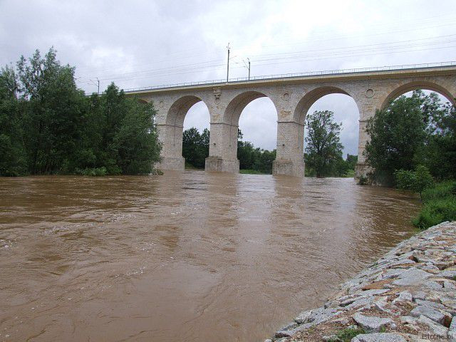 Rzeka Bóbr w Bolesławcu, w okolicach wiaduktu. 26 czerwca 2013 roku.