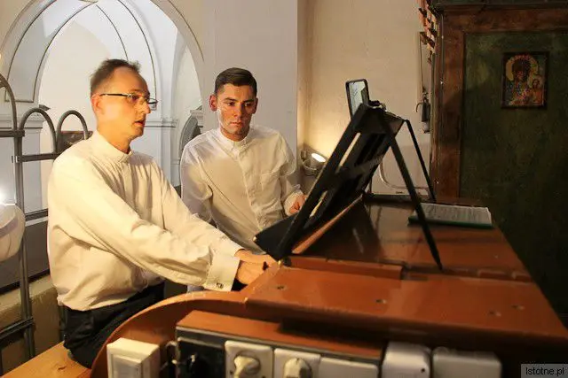 Ks. Łukasz Kutrowski i ks. Kamil Szymczak