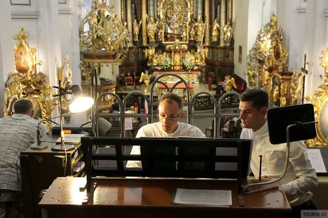 Ks. Łukasz Kutrowski i ks. Kamil Szymczak