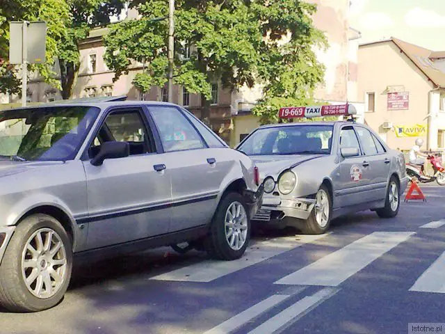 Audi stało przed pasami. Uderzył w nie taksówkarz. Audi potrąciło wtedy przechodzącą po przejściu kobietę.