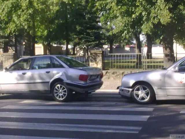 Taksówkarz kierujacy Mercedesem uderzył w Audi tak, że wjechało ono na przejście i potrąciło kobietę.