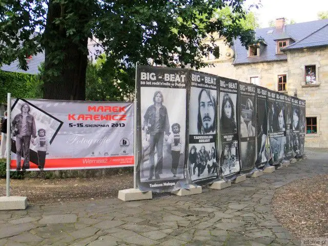Wystawa zdjęć autorstwa Marka Karewicza na dziedzińcu Zamku Kliczków