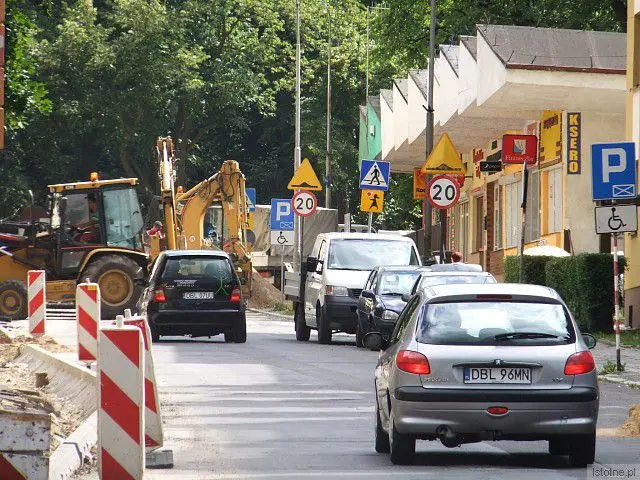 Zwracamy uwagę pieszym i kierowcom: po remontowanych w centrum miasta ulicach jeździ ciężki sprzęt, chodzą pracownicy, na ulicy składowany jest piach i żwir