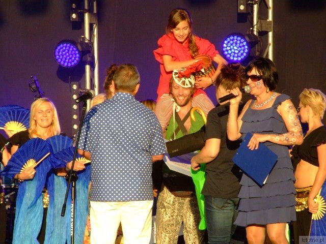 Niezależna Inicjatywa Koniec Świata i Orkiestra Bębniarska 7 Minut Przerwy otrzymała czek na 1000 zł