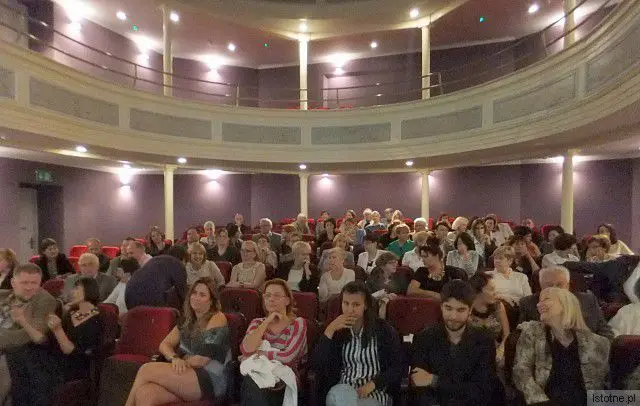 Publiczność, bliscy, reżysera, zgromadzeni na spotkaniu w Teatrze Starym