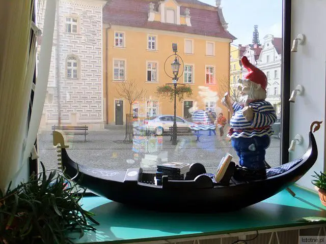 Krasnal w gondoli wykonanej w BOK-MCC na wystawie księgarni Agora