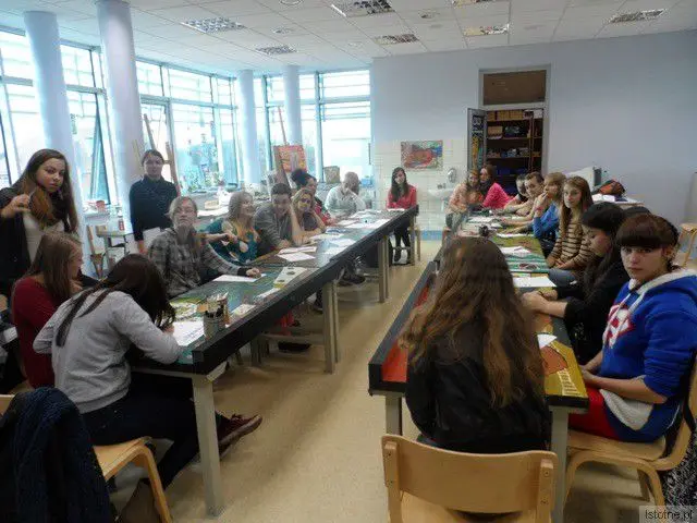 W pracowni szkła i witrażu BOK-MCC odbywają się liczne warsztaty. Ostatnio było to polsko-czeskie spotkanie w ramach projektu „Słońce jest eko-współpraca transgraniczna szkół” uczniów z SP nr 3 z uczniami ze szkoły z Lazne Libverda