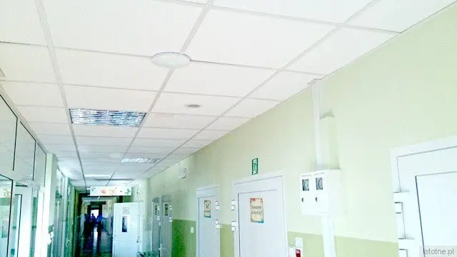 Na korytarzach pod sufitem zamontowane są okrągłe routery, które udostępniają internet w standardzie WiFi