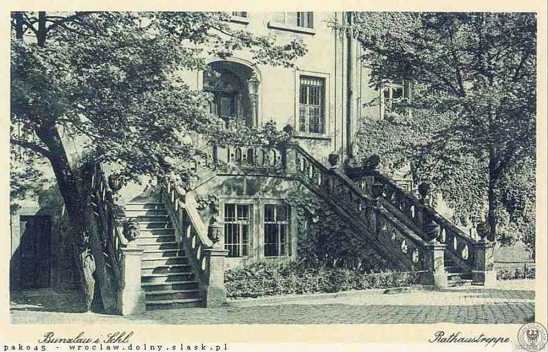 Reprezentacyjne schody bolesławieckiego ratusza wybudowane przez mistrza
Böhma w 1781 roku. Fotografia pochodzi z 1935 roku
