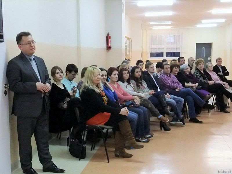Miroslaw Sakowski dyrektor II LO udostępnił szkolną galerię wielu artystom z Bolesławca