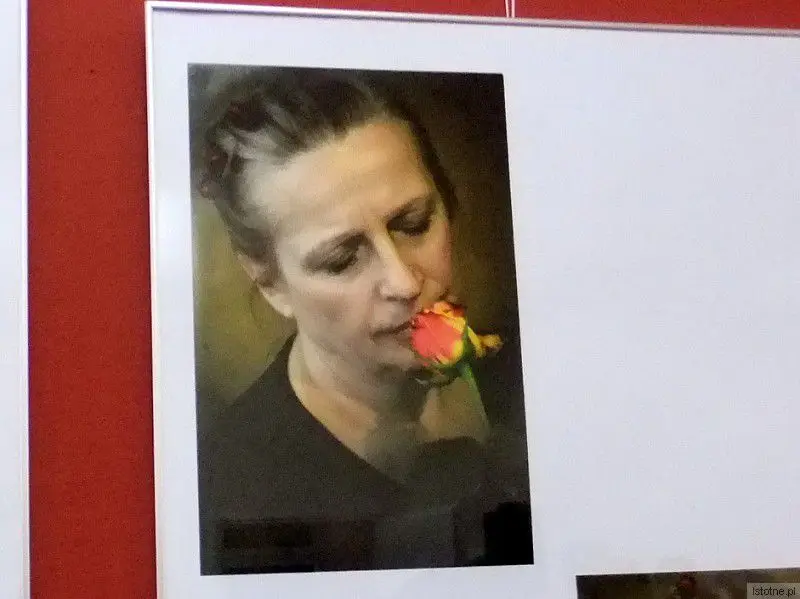 Portret "Róży z różą" Bożeny Gałan niesie w sobie obraz kobiecego losu, który bywa trudny, bolesny, naznaczony licznymi bliznami po razach, jakie rozdało życie, losu z którym bohaterka na zdjęciu pogodziła się, ale choć ją naznaczył, to jej nie pokonał.