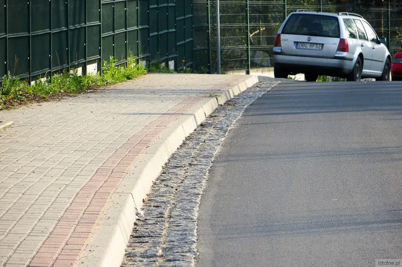 Miejska ulica Ceramiczna, którą powiatowi urzędnicy wskazują jako brudną. (niedziela, 6 kwietnia 2014)