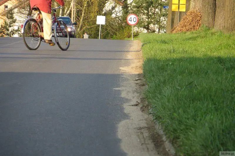 Powiatowa ulica Lubańska. Według starostwa jest czysta (niedziela, 6 kwietnia 2014)