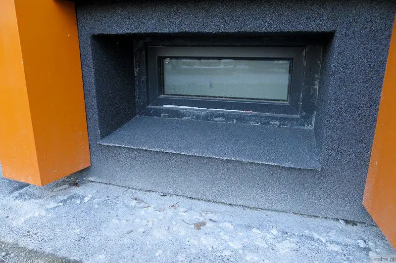 Brudne okna, z których nawet nie do końca ściągnięto folię ochronną.
