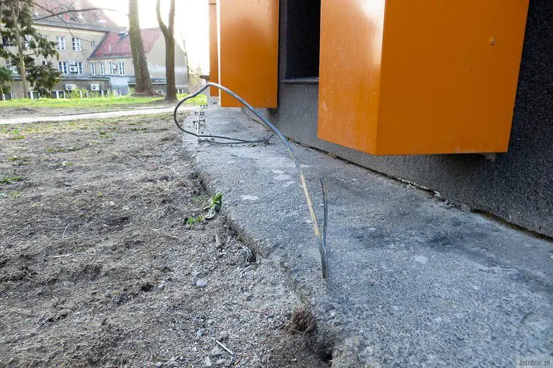 Wystające pręty ze ścian i cokołu
