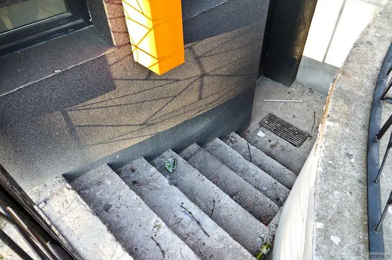 Schody od zaplecza. W pobliżu urzędnicy wychodzą na papierosa.