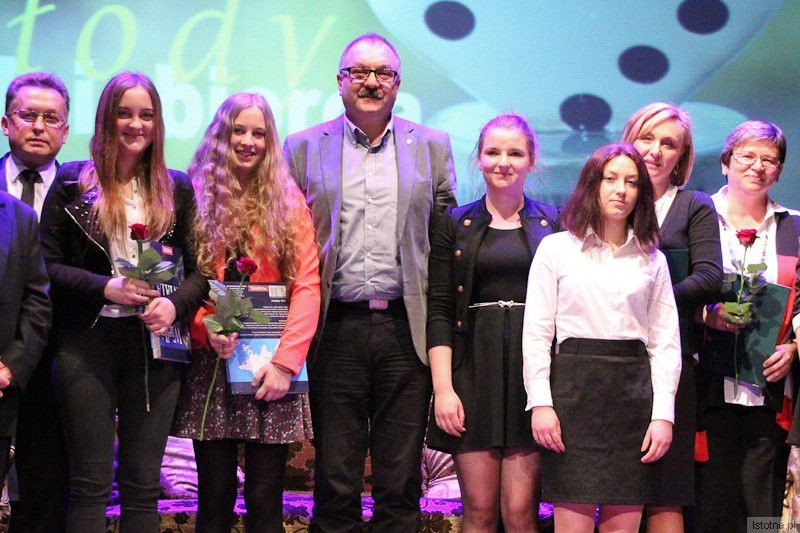 Laureaci konkursu „Młody przedsiębiorca” z marszałkiem Województwa Dolnośląskiego, Cezarym Przybylskim