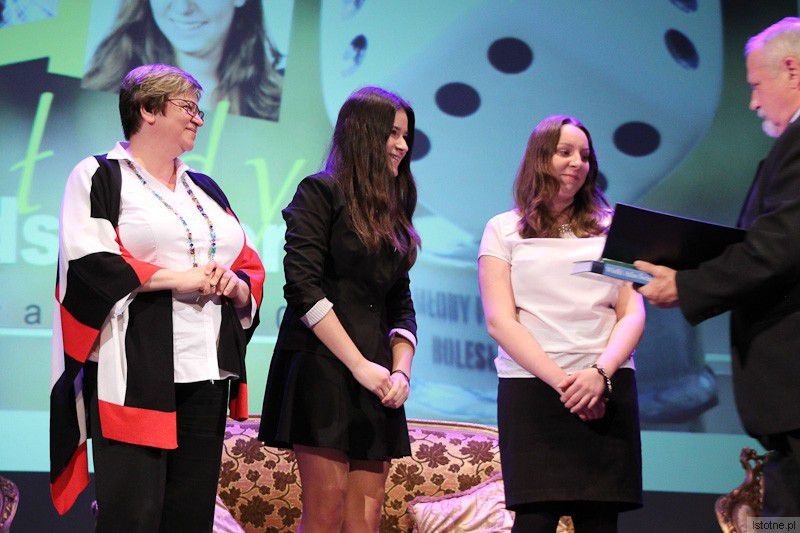 Jolanta Mikuliszyn i Kinga Mróz z Zespołu Szkół Ponadgimnazjalnych w Zgorzelcu razem z opiekunką Zdzisławą Gregor