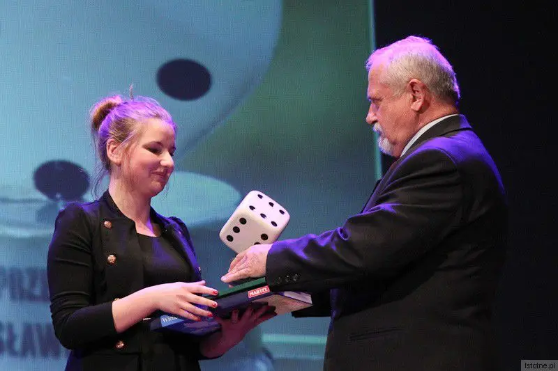 Dominika Czubak i Karol Stasik wręczający ceramiczną statuetkę