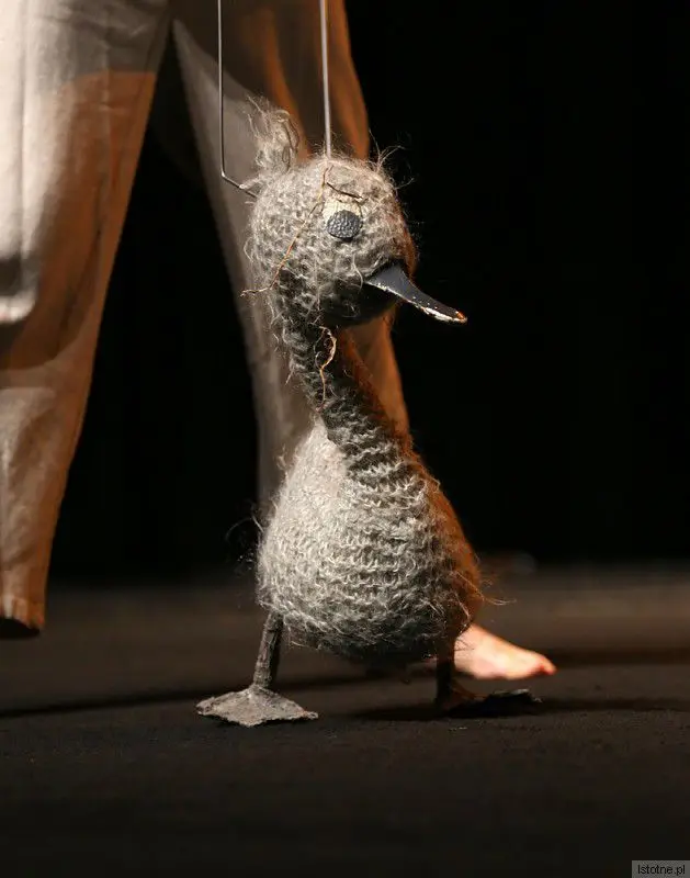 Zdrojowy Teatr Animacji z Jeleniej Góry zaprezentował wzruszający, świetnie zagrany spektakl „Brzydkie kaczątko” uczący dzieci akceptacji inności