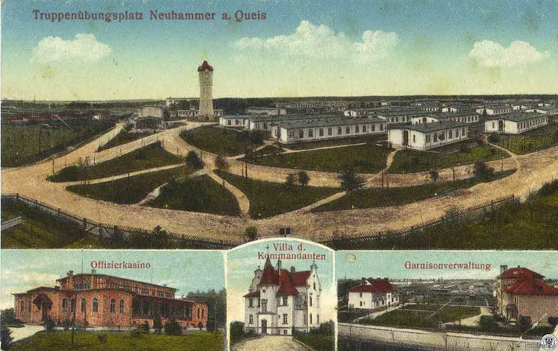Karta pocztowa z początku XX wieku prezentuje: fragment dawnych koszar, kasyno oficerskie, willę komendanta oraz budynek garnizonowy
