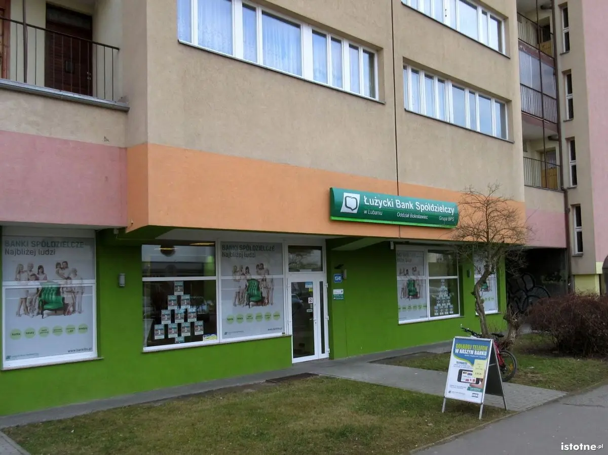 Łużycki Bank Spółdzielczy znajduje się w Bolesławcu przy ulicy Łukasiewicza 13